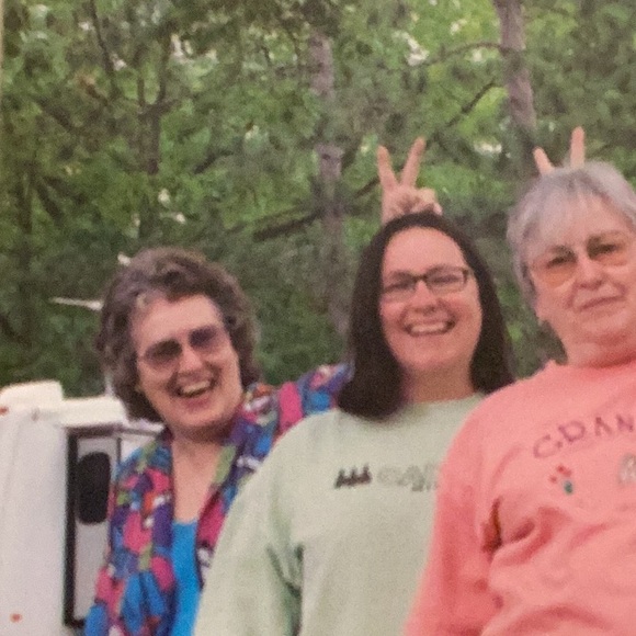 My mother’s jewelry treasures! Let’s find these vintage beauties a new home EUC - Picture 5 of 5